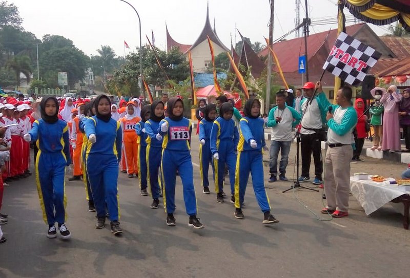 Puluhan Tim Siswa SD di Sijunjung Ikuti Lomba Gerak Jalan Tepat Waktu
