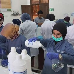 Tangkal Covid-19, Genius Umar Perintahkan Lab Perkim LH Pariaman Produksi Hand Sanitizer