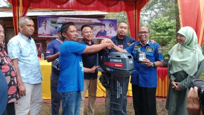 Anggota DPRD HM Nurnas Bersama Wagub Audy Serahkan Bantuan pada Nelayan Sungai Limau