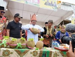 Bupati Eka Putra: Iven Galiek Durian Gunuang Rajo Angkat Potensi Daerah