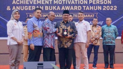 Raih BUKA Award, Bupati Benny Utama Dinobatkan Sebagai Tokoh Informatif 2022