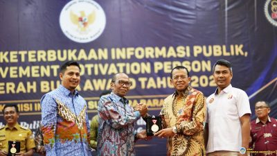 Komit Keterbukaan Informasi, Rektor UNP Prof. Ganefri Terima Anugerah BUKA Award 2022