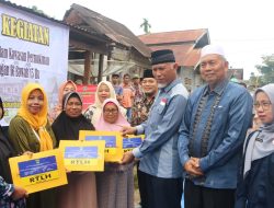 Gubernur Mahyeldi Aerahkan Bantuan Perbaikan 60 Rumah di Jorong Mudiak Talamau