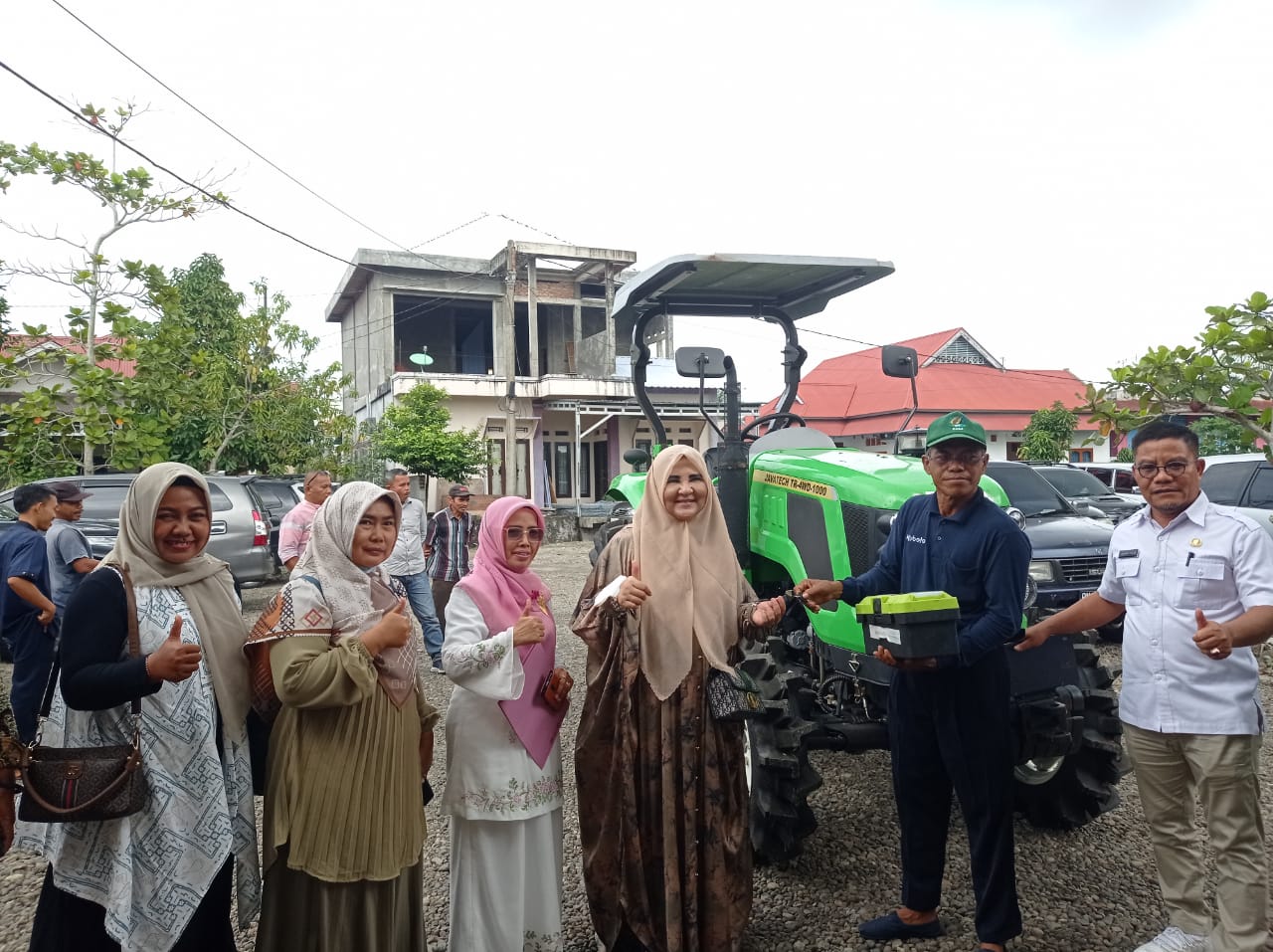 Anggota DPR RI, Nevi Zuairina Serahkan Alsintan pada Kelompok Tani di Ulakan Padang Pariaman