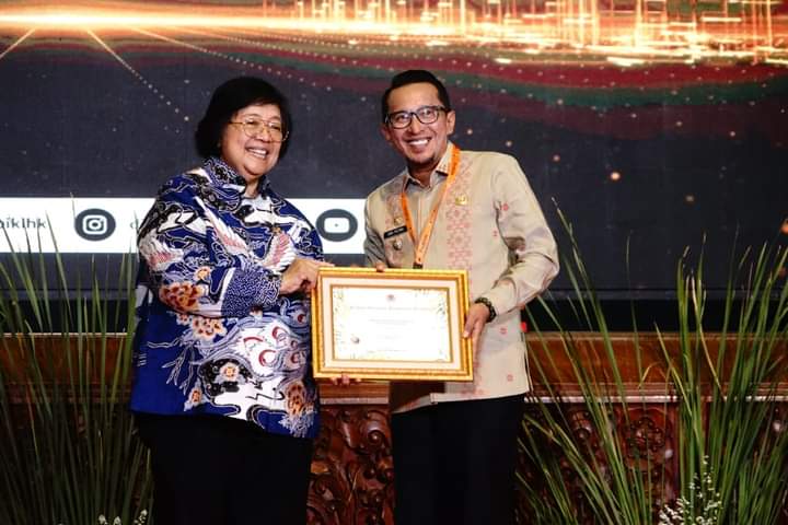 Peduli Proklim, Bupati Eka Putra Raih Penghargaan Dari Menteri Lingkungan Hidup