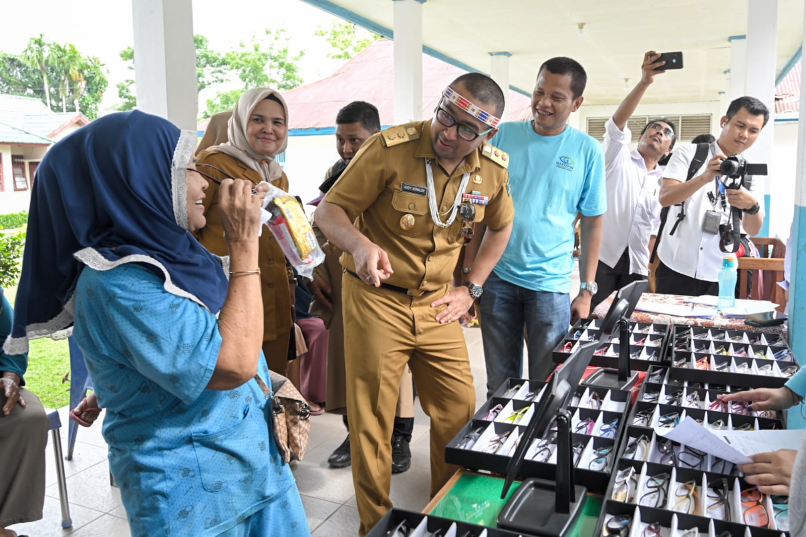 Wagub Audy dan Gapopin Buka Pemeriksaan Mata dan Bagikan 300 Kacamata Gratis untuk Masyarakat Mentawai