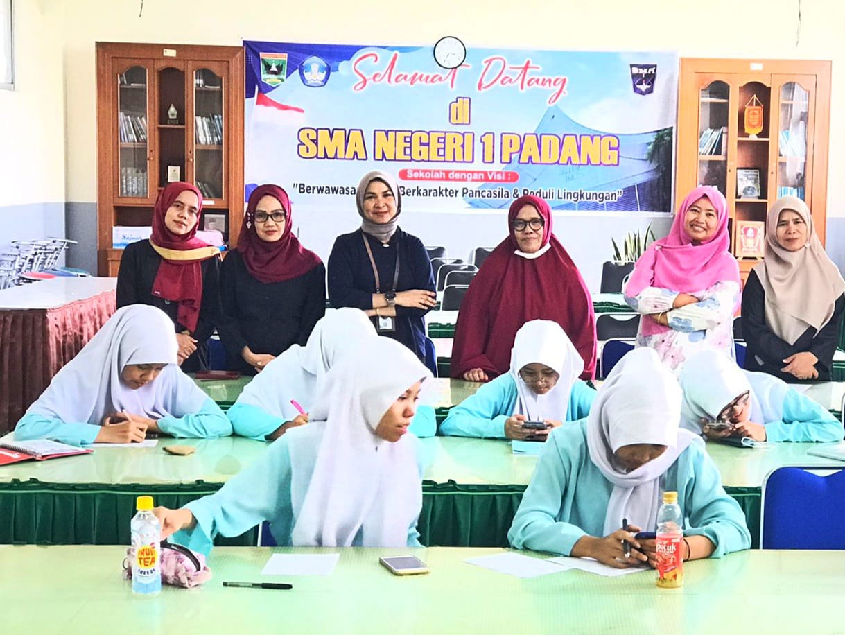 Aktivis FJPI Sumbar saat mengunjungi SMA Negeri 1 Padang, Selasa lalu. (foto/Monsis)