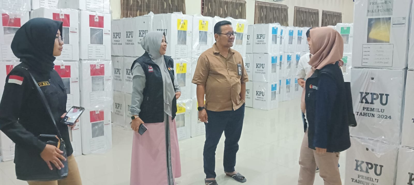 Kasek Bawaslu Sumbar dan Limapuluh Kota Tinjau Gudang Logistik Sekaligus Patroli Pengawasan Pemilu ke Sejumlah Kecamatan