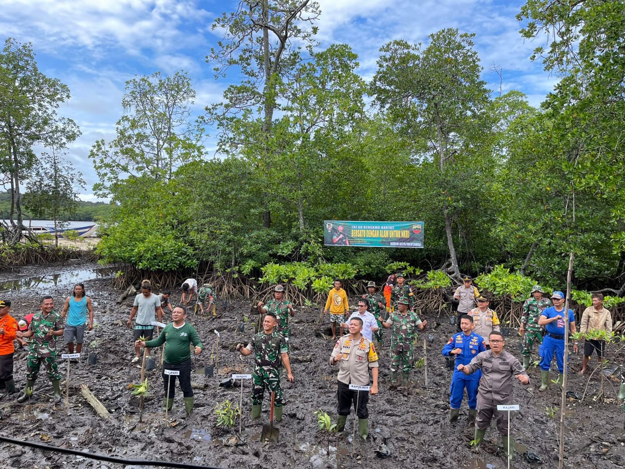 Pj Bupati Mentawai Fernando Simanjuntak Hadiri Penanaman Mangrove di Dusun Tuapejat