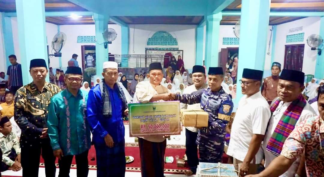 Didampingi Wabup Pasbar, TSR Danlantamal II Padang Serahkan Rp50 Juta untuk Masjid Nurul Taqwa