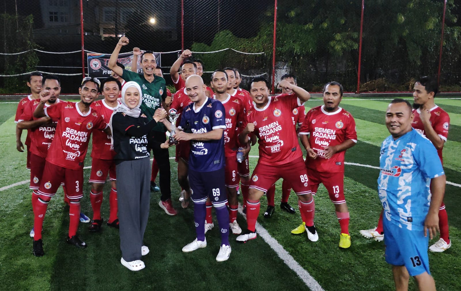 Di Tengah Hujan Lebat, SP Soccer Kunci Trofeo Cup Dirgahayu 114 Tahun Semen Padang